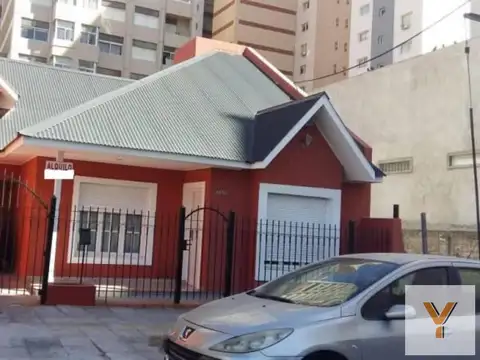 Casas en venta - 5 Dormitorios 2 Baños - Necochea