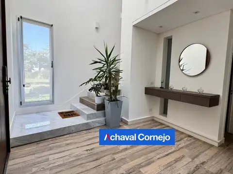 Casa en Venta con 4 cocheras