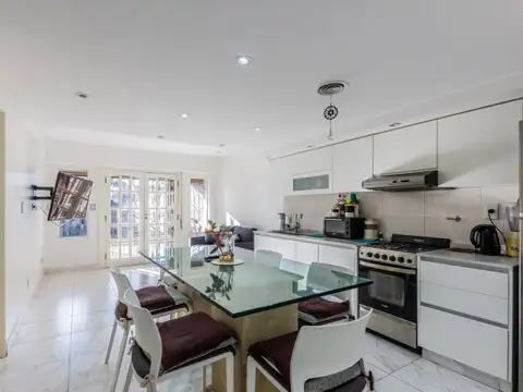 Casa 9 ambientes con 6 baños