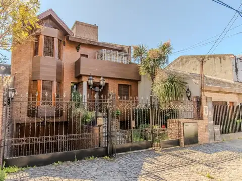 CASA | 9 AMBIENTES | CATEGORÍA | FONDO LIBRE | PISCINA | GARAGE 8 AUTOS | RAMOS MEJIA