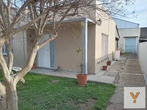 Casa a reciclar en venta - 4 Dormitorios 4 Baños - 290Mts2 - Caseros