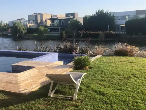 Venta Casa 7 Amb a La Laguna en Barrio Nuevo Quilmes