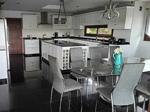 Venta Casa 7 Amb a La Laguna en Barrio Nuevo Quilmes