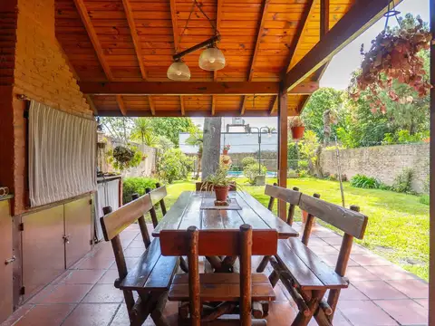 Casa 4 ambientes con 2 baños