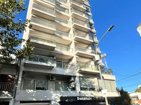 Excelente monoambiente al frente con balcón.