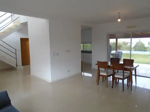 Casa 4 ambientes con 2 baños