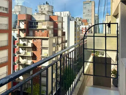 Departamento de un ambiente al frente con balcón, reciclado, Corrientes 1900