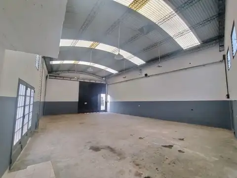Alquiler de Galpon, a metros del Plaza Oeste Shopping - Zona Moron