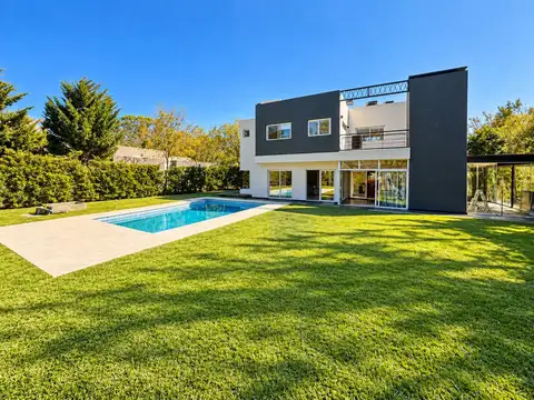 CASA EN VENTA EN SANTA ANA – 5 AMBIENTES