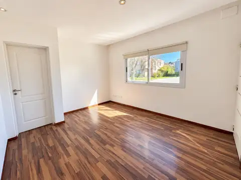 CASA EN VENTA EN SANTA ANA – 5 AMBIENTES