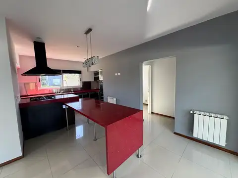 CASA EN VENTA EN SANTA ANA - 3 DORMITORIOS MAS ESCRITORIO