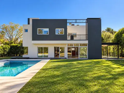 CASA EN VENTA EN SANTA ANA – 5 AMBIENTES