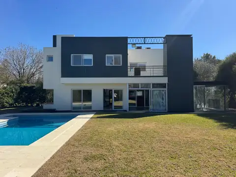 CASA EN VENTA EN SANTA ANA - 3 DORMITORIOS MAS ESCRITORIO