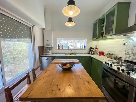 Casa 6 ambientes con 2 baños