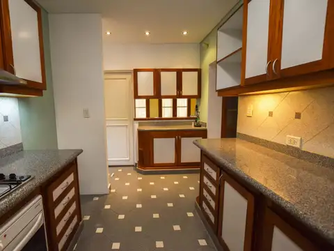 Casa en Venta con 3 cocheras