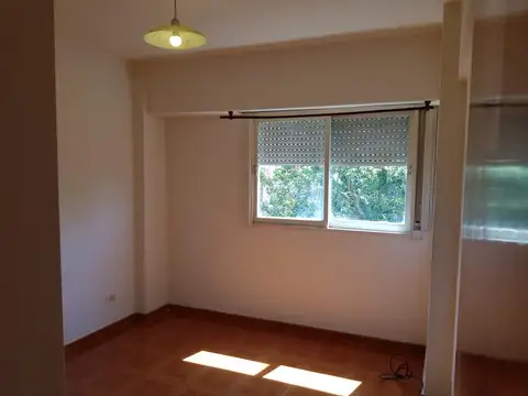 DEPARTAMENTO DOS AMBIENTES AMPLIO CON BALCÓN