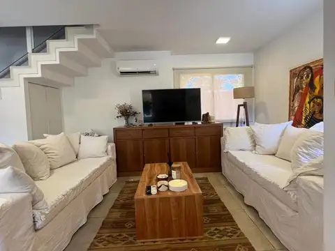 Casa en Alquiler con 2 cocheras