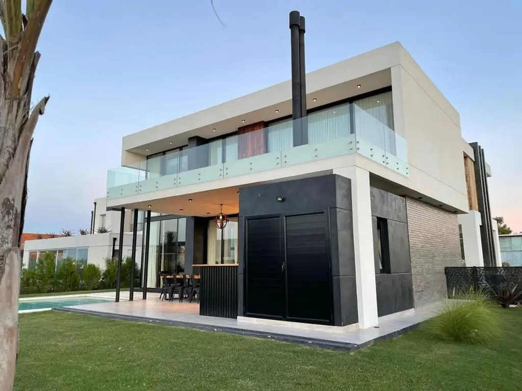 Casa - 250  m² Cubierta | 3 dormitorios | 4 años | 4 baños | 4 ambientes | 3 cocheras