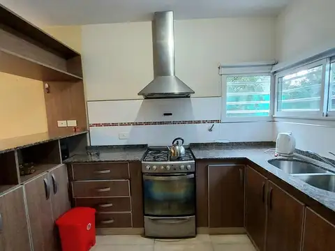 Casa 4 ambientes con 2 baños