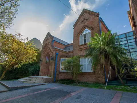 VENTA CASA 9 AMBIENTES - PILETA - LOTE PROPIO - BANFIELD