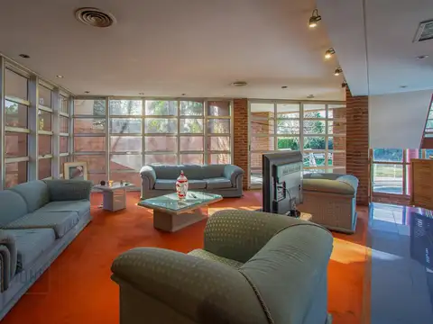 VENTA CASA 9 AMBIENTES - PILETA - LOTE PROPIO - BANFIELD