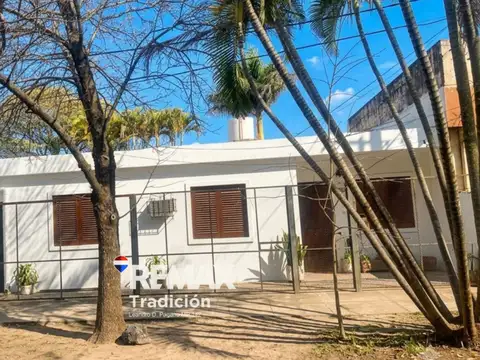 CASA EN VENTA  MACROCENTRO CON GARAGE Y PATIO