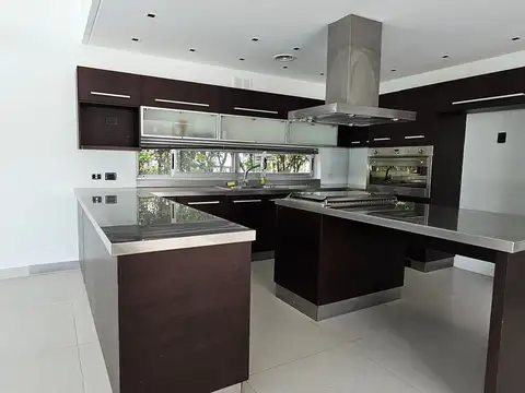 Casa 5 ambientes con 4 baños