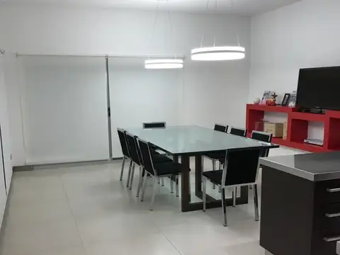 Casa en Alquiler con 2 cocheras