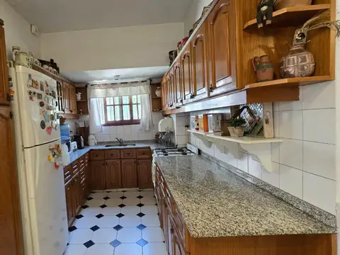 Casa 4 ambientes con 2 baños