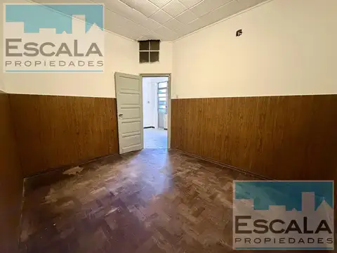 DEPARTAMENTO DE PASILLO DE DOS DORMITORIOS CON PATIO Y PARRILLERO
