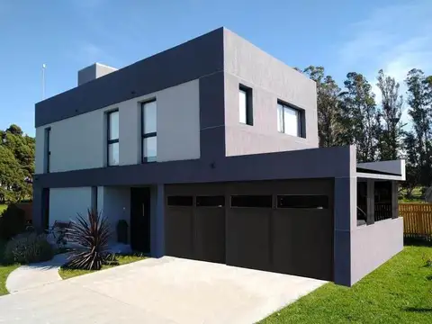 Casa 4 ambientes con piscina climatizada