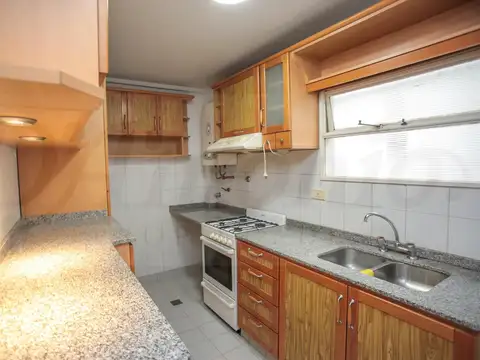 Confort y funcionalidad en un departamento de 3 ambientes con cochera y balcón al frente