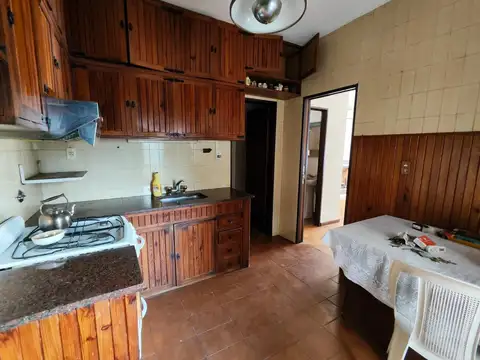 Importante casa en esquina frente a la plaza