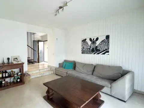 Casa 5 ambientes con 3 baños