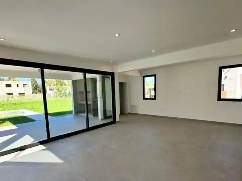 Casa 4 ambientes con 3 baños