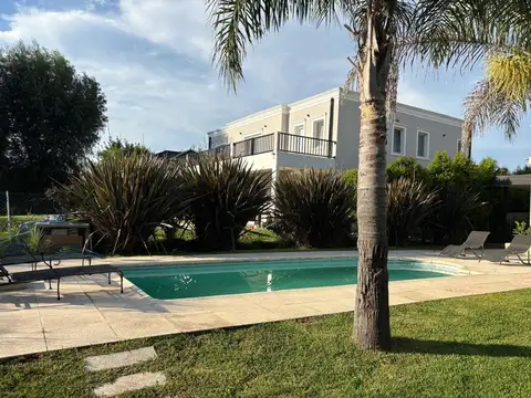 Casa en Alquiler con 3 cocheras