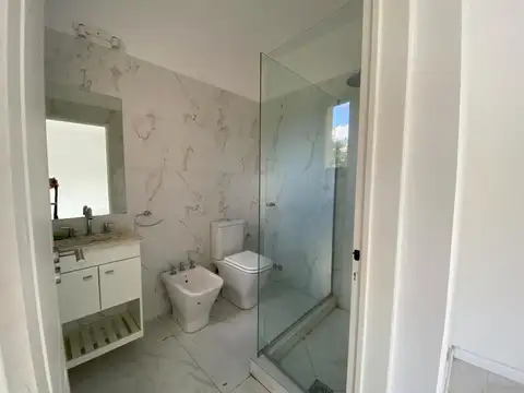 Casa 6 ambientes con 4 baños