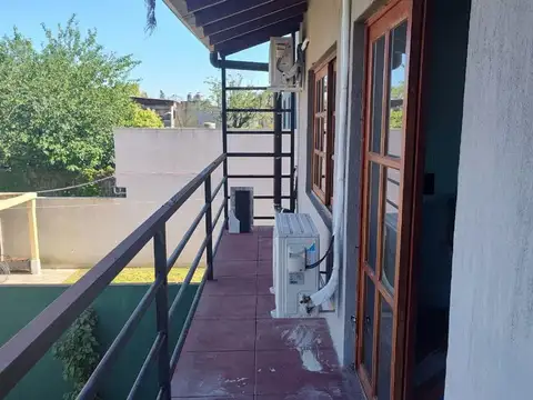 VENTA CASA TIPO CHALET 7 AMBIENTES EN BERAZATEGUI