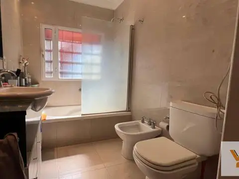 Casa 5 ambientes con 2 baños