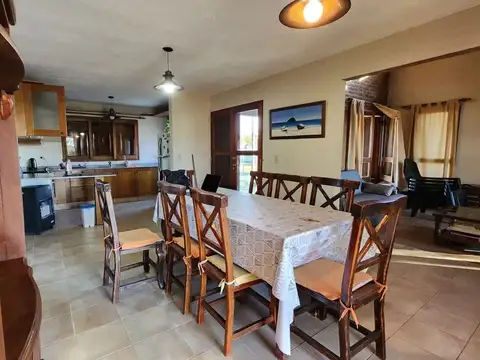 Casa 5 ambientes con 3 baños