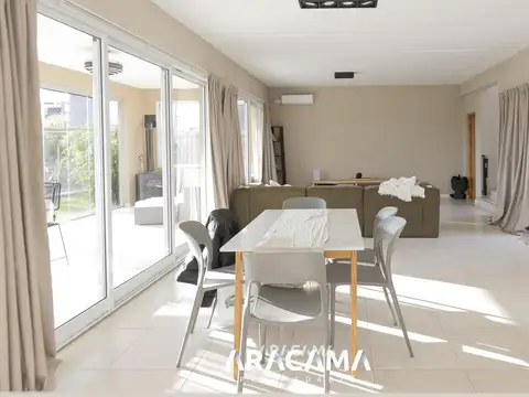 Casa 4 ambientes con 3 baños