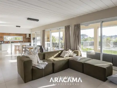 Casa en Alquiler con 2 cocheras