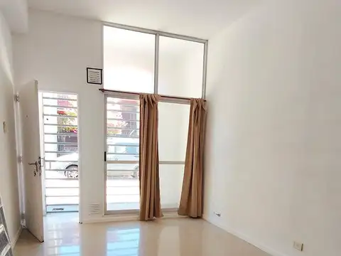 Depto Tipo Casa en Alquiler en Monte Castro, $ 750.000