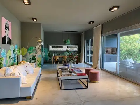 Casa en Venta con 2 cocheras