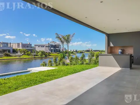 Casa 7 ambientes con 4 baños