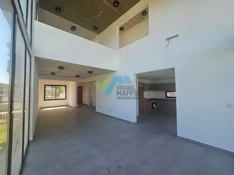 Casa en Venta con 3 cocheras