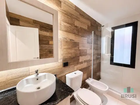 Casa en Alquiler con 4 cocheras