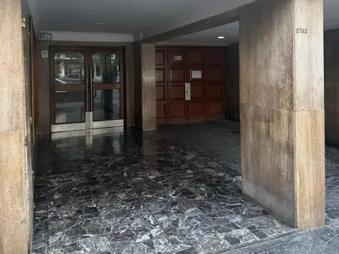 1 AMBIENTE A LA CALLE CON BALCON FRANCÉS