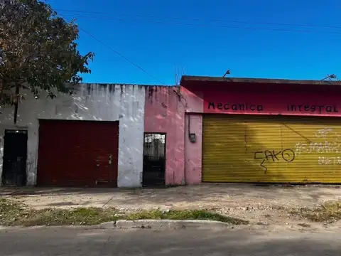 Local con departamento tres ambientes con patio