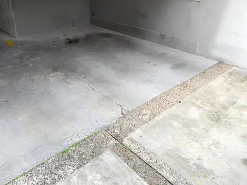 Cochera Techada con expensas incluidas en caseros